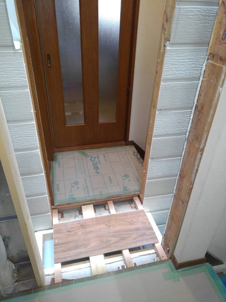 大工さんが、木材で床と壁の下地をつなげています。