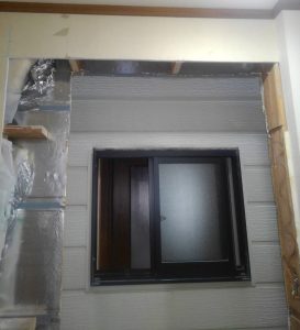 窓ガラスサッシを撤去して壁ボードを撤去解体。