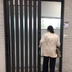 玄関ドアが古くて取り替えたいお客様に、リクシル南港ショールームご案内。