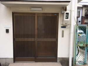 施工前　玄関ドア　リクシル