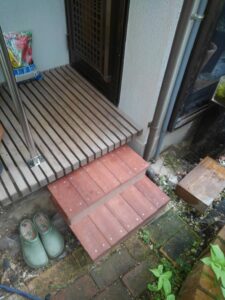 室外の踏み台は、木粉とプラスチックを混ぜあわせた人工木が最適です。横向きで手すりを持ちながら降りるので、踏み幅を広めにし踏み外しがないようにしました。