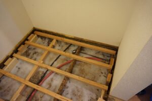 根太を作り、薬剤を散布