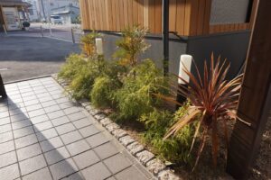 エントランスは最初に人が入る場所、建物の顔になる場所です。 ポールや外灯、植栽、郵便ポストなど雰囲気を感じる大切な空間ですね。