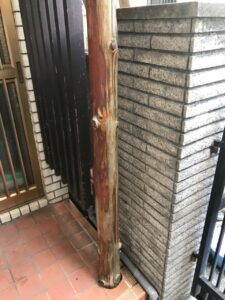 腐食した木造玄関柱の取替え工事