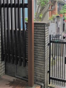 腐食した木造玄関柱の取替え工事　アルミパイプに取替え