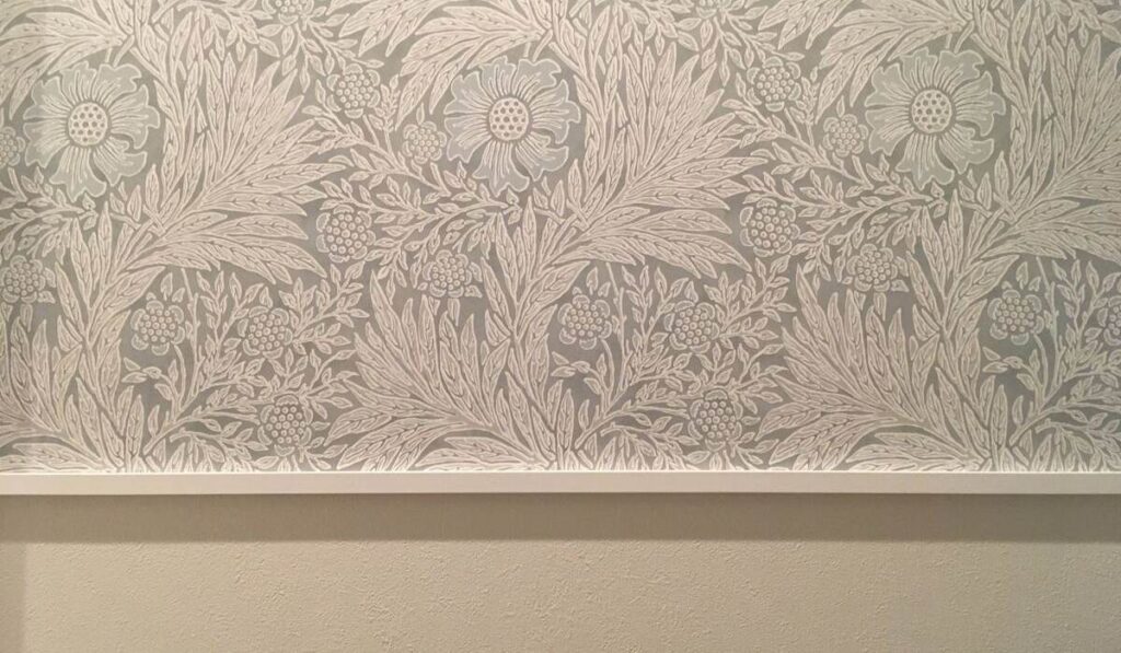 木をはわせてエリア分けをしたアクセントクロスの写真
