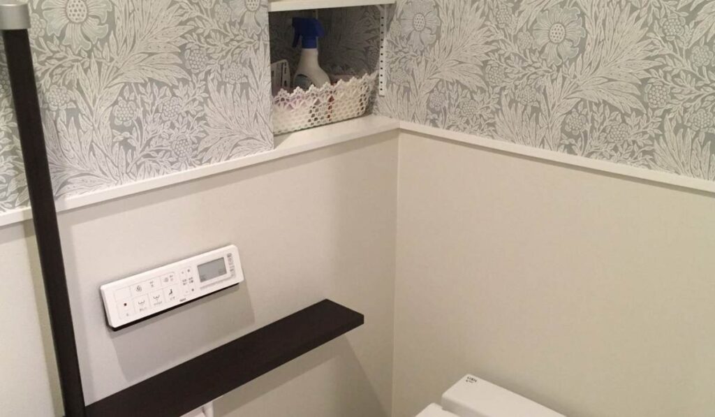 花柄トイレのアクセントクロスの写真
