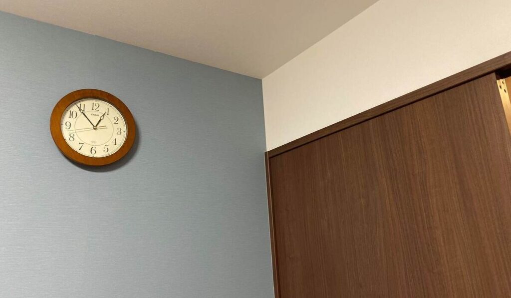 柔らかいブルーと濃い木目のアクセントクロスの写真