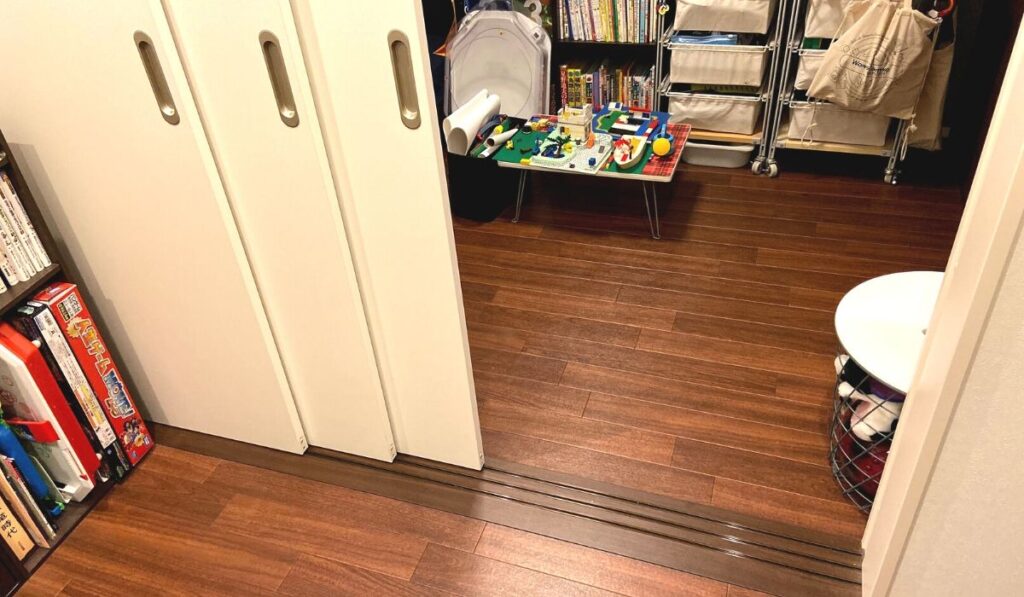 レールタイプの間仕切り扉の写真