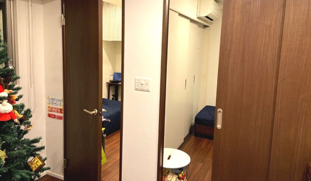 間仕切りを閉めた時のこども部屋の写真