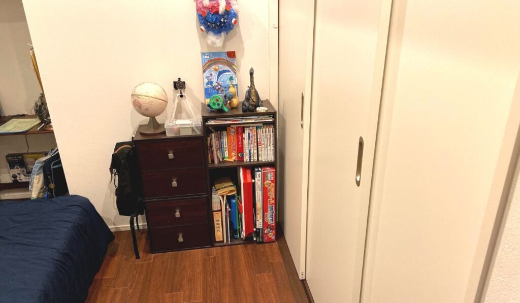 兄の部屋からみたこども部屋の写真