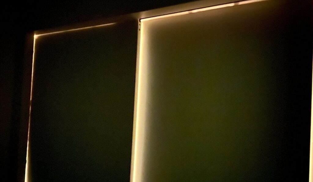 片方の部屋を暗くした時の写真