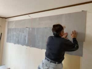 既存のクロスをはがして専用の接着剤※（F☆☆☆☆）で貼り付けます。