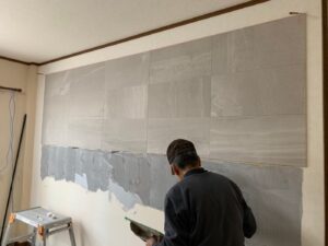既存のクロスをはがして専用の接着剤※（F☆☆☆☆）で貼り付けます。