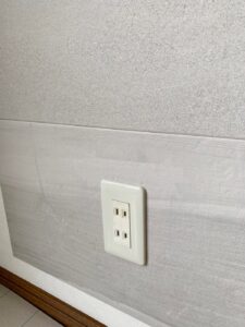 コンセントはしっかりと取り付けるための台座を取り付けます