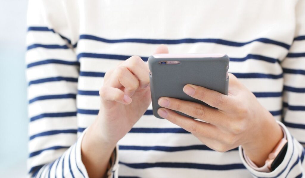 スマートフォンで情報を探す写真