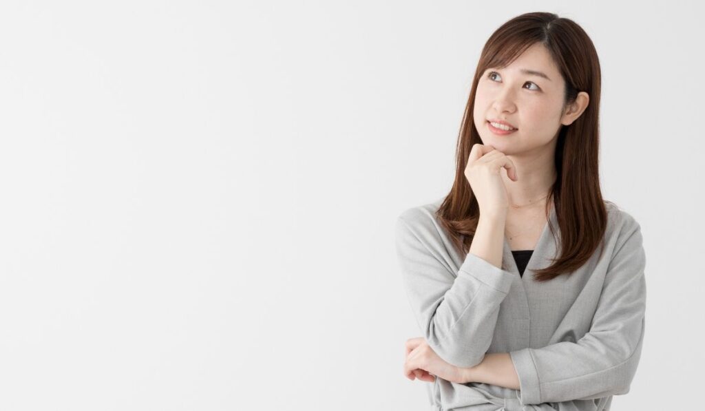 考える女性の写真
