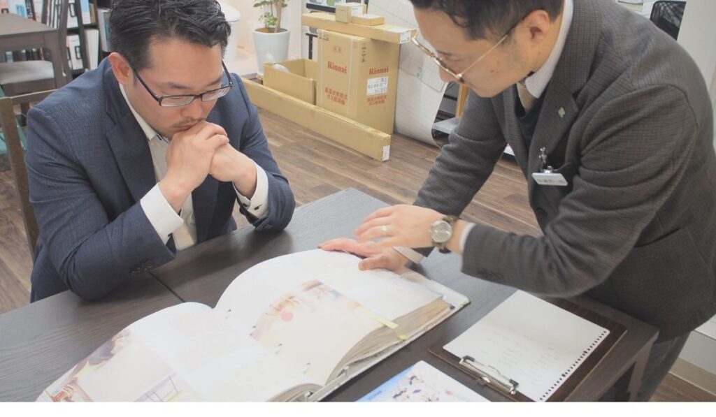 真剣にカタログをみる打ち合わせの写真