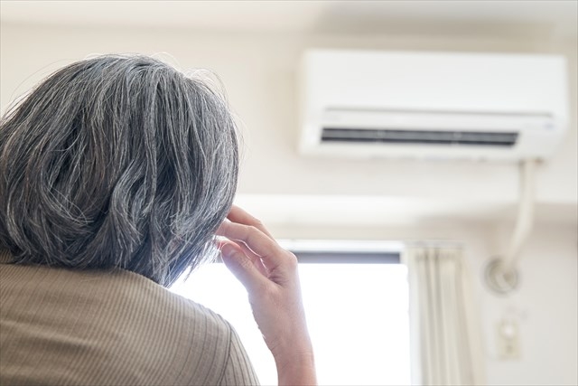 室内で過ごすご高齢の女性_画像
