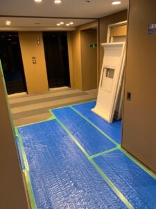 マンションのエレベータ前 養生は丁寧に仕上げます