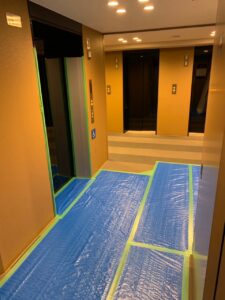 マンションのエレベータ前 養生は丁寧に仕上げます