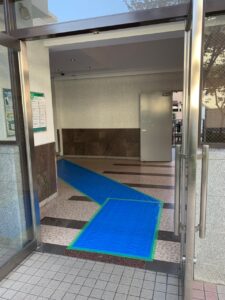 マンションの玄関前 養生は丁寧に仕上げます