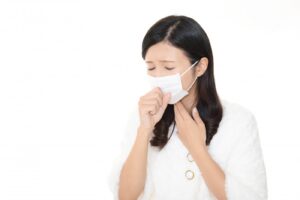 咳こむ女性