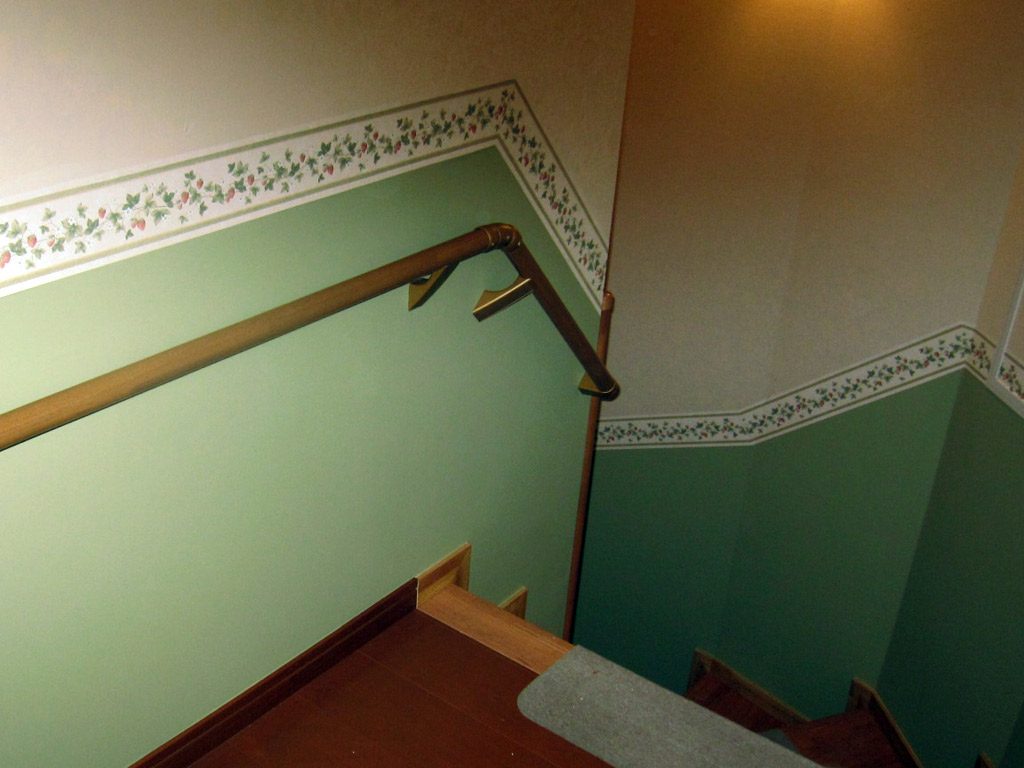 暗い廊下を温かみのあるエレガントな階段に仕上げました