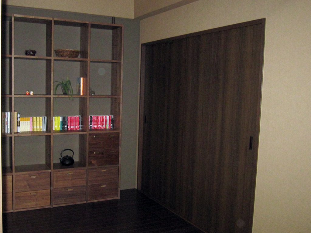 家具　引き戸　フローrングのカラーを統一することで落ち着くまとまりのある部屋に。