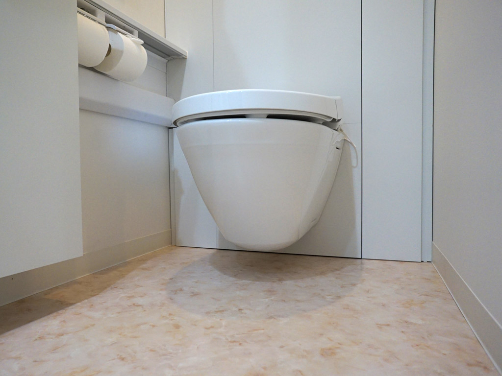 床のお掃除が楽にひと拭き。奥まで拭ける空中に浮かぶトイレの魅力