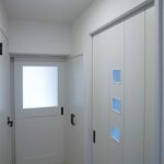 建具も白で統一させて明るく広く感じる玄関に。