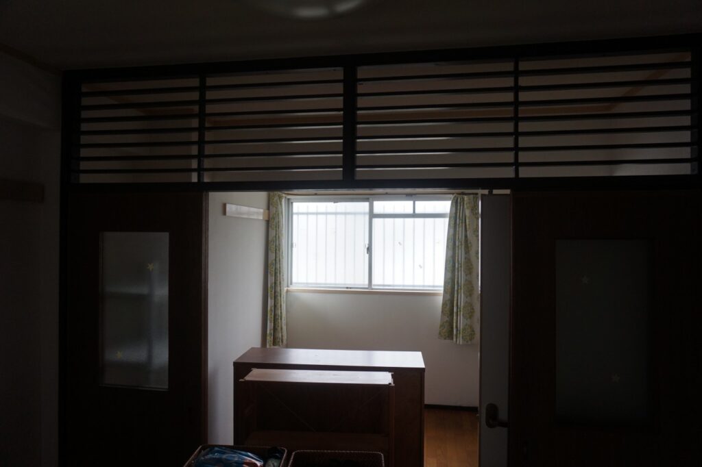 隣接する部屋の間仕切りを撤去して広く使える一つの部屋に。寒い北向きの部屋に断熱、壁に断熱材 内窓にしました。