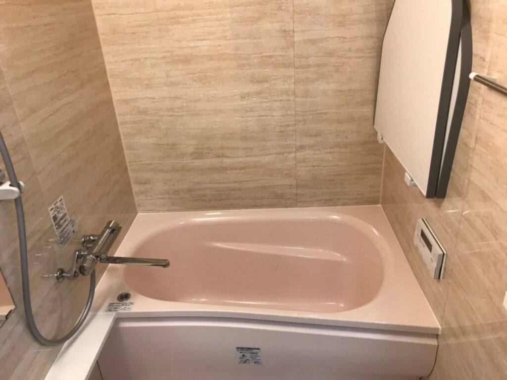 ピンクの浴槽とアクセントパネルで落ち着いた仕上がりとなりました。