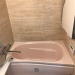 ピンクの浴槽とアクセントパネルで落ち着いた仕上がりとなりました。