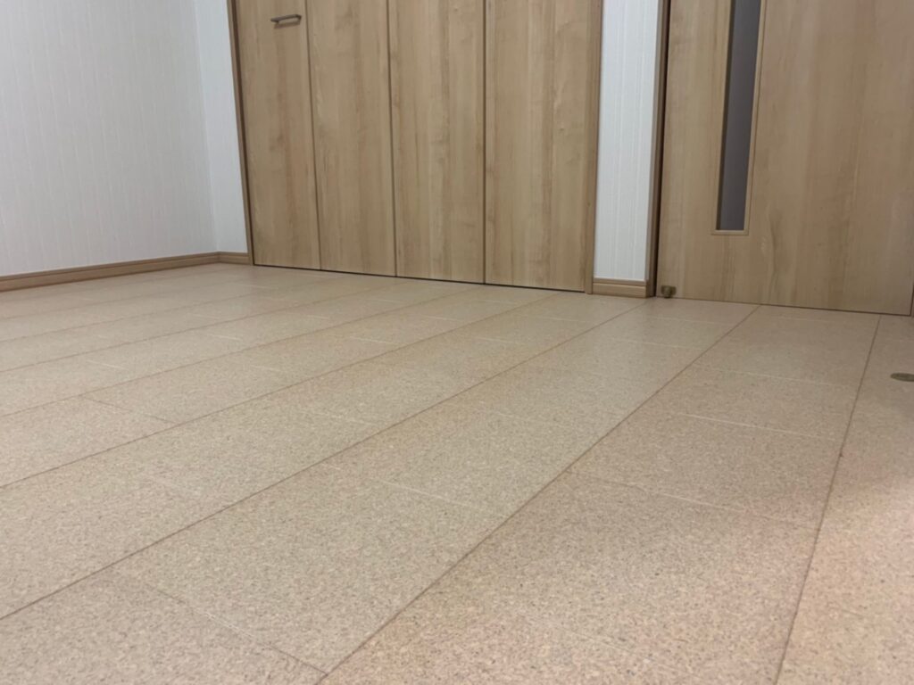 足元は温かさや冷たさを敏感に反応するので、慎重に素材選びをいただきました。リビングで過ごす時間がながいのでお勧めの床材です。