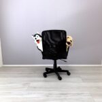 お子様の勉強部屋のパープルのアクセントクロスの色合いは大人ぽくも可愛さのある雰囲気です