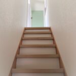 古い階段の上からリフォーム階段を施工します。一段ずつ張り替えます。