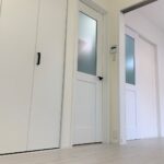 隣接する和室と洋室をオープンフロア（ワンフロア）にし壁紙・床材・建具は明るい同系色でまとめることで、お部屋が広く明るくなりました。