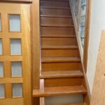 一階から二階の階段をが古くなり踏板が割れている