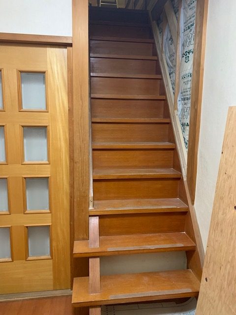 一階から二階の階段をが古くなり踏板が割れている